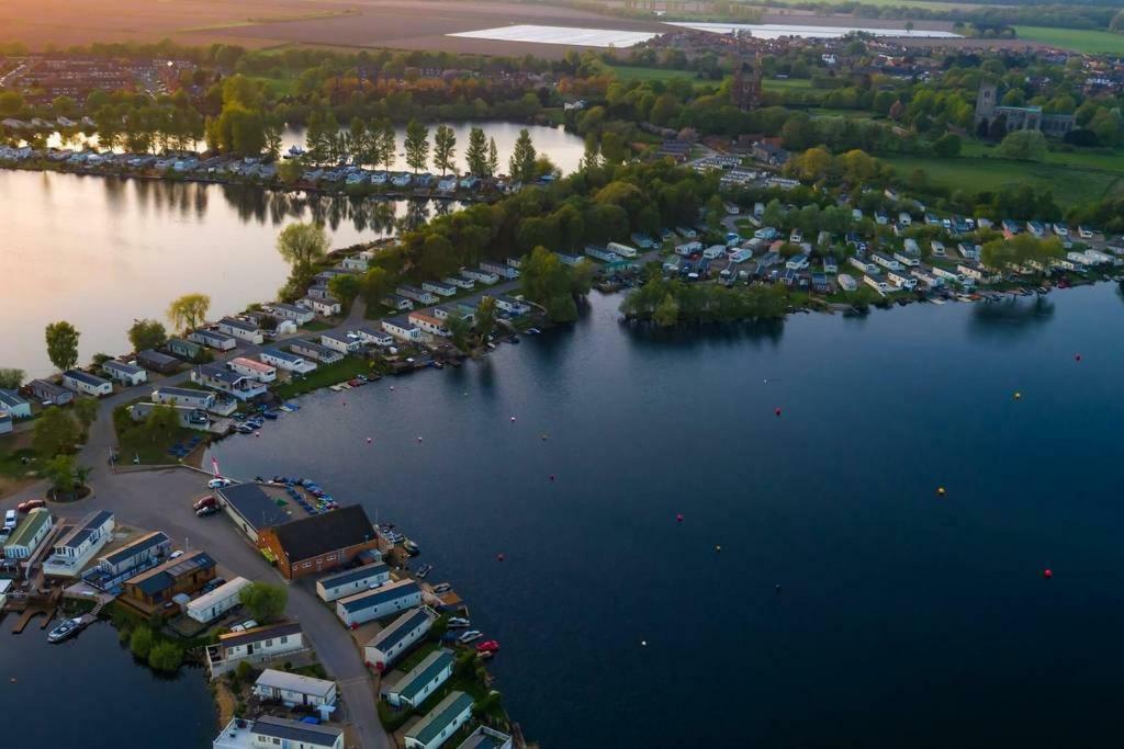 Relaxing Holiday Home With Hot Tub At Tattershall Lakes 外观 照片
