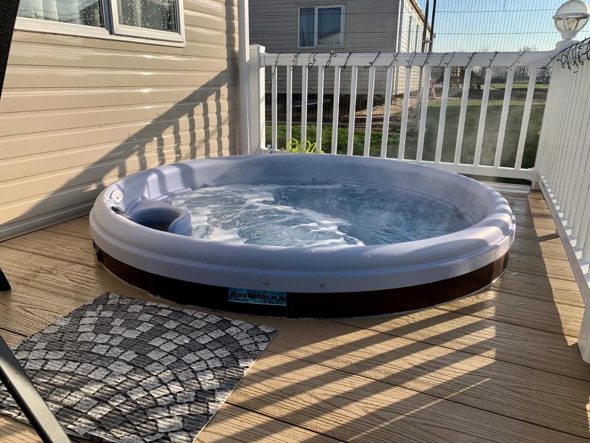Relaxing Holiday Home With Hot Tub At Tattershall Lakes 外观 照片